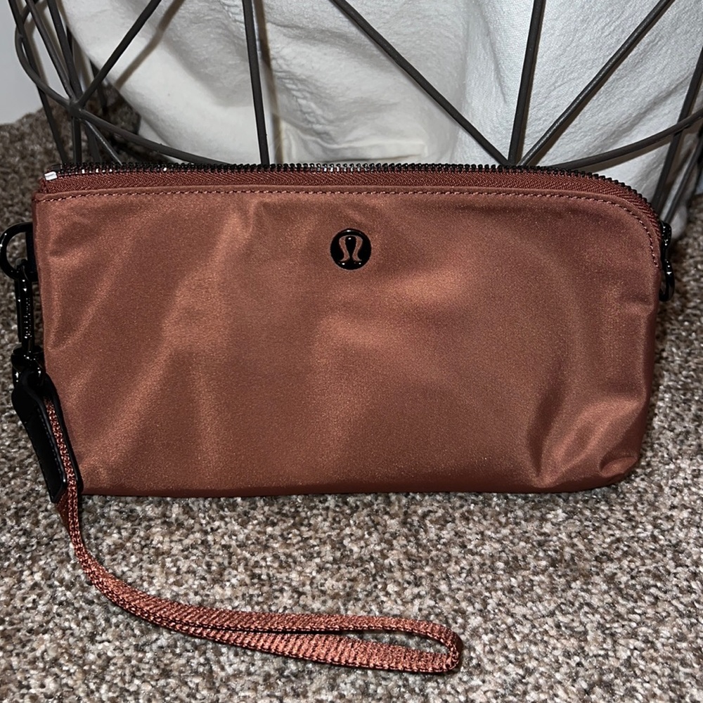 Lululemon curved wristlet wallet